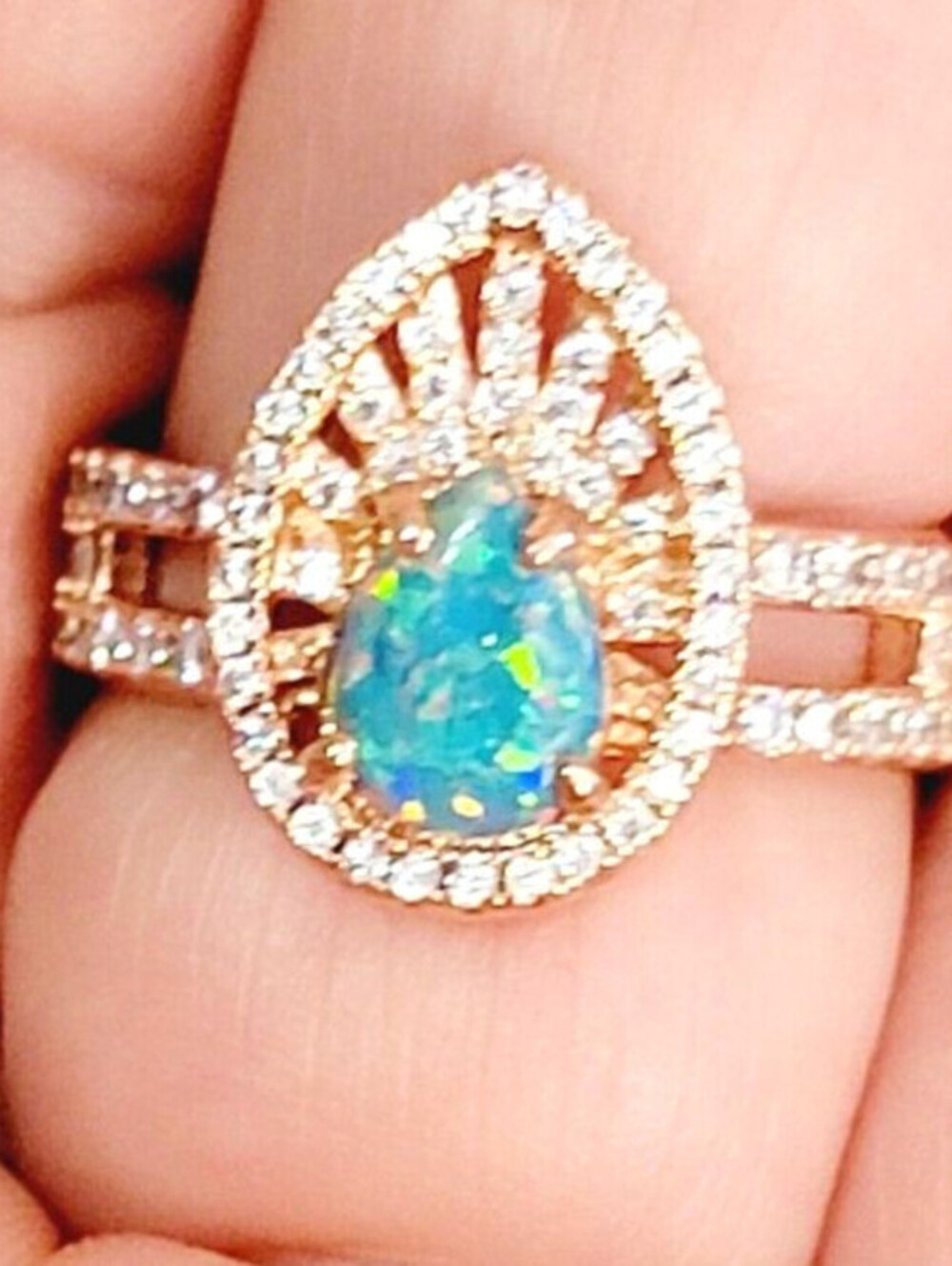 Rose Gold-tone Sparkly Rhinestone Ring Size 7 Green Confetti Teardrop r-71